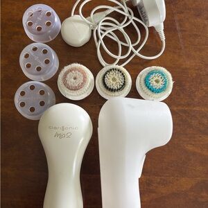 Clarisonic Mia 2 Skincare Set - White and Multicolor